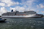 Kreuzfahrtschiff Arcadia mit neuem Anstrich in Warnemünde