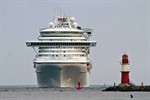 Die Azura beim Einlaufen in Warnemünde