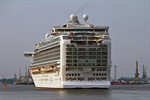 Die Azura im Kreuzfahrthafen Warnemünde