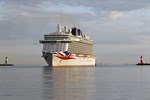 Die Britannia passiert die Warnemünder Molenköpfe