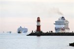 Erstanlauf der Britannia im Kreuzfahrthafen Rostock-Warnemünde, im Hintergrund die Crystal Serenity