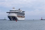 Das Kreuzfahrtschiff „Caribbean Princess“ passiert die Warnemünder Molenköpfe