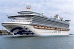 Die Caribbean Princess im Seekanal des Kreuzfahrthafens Warnemünde