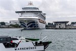 Das Kreuzfahrtschiff Caribbean Princess beim Anlegen an Pier 8 im Kreuzfahrthafen Warnemünde