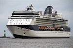 Die Celebrity Constellation passiert die Warnemünder Molenköpfe