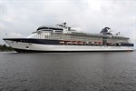 Die Celebrity Constellation im Seekanal des Kreuzfahrthafens Warnemünde