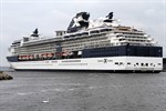 Die Celebrity Constellation vor Pier 7 des Kreuzfahrthafens Warnemünde