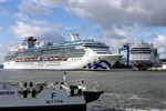 „Coral Princess“ und „AIDAmar“ in Warnemünde