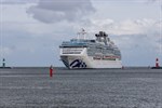 Das Kreuzfahrtschiff „Coral Princess“ passiert die Warnemünder Molenköpfe