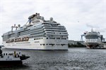 Erstanlauf der „Coral Princess“ im Kreuzfahrthafen Rostock-Warnemünde, rechts an P8 die „AIDAmar“