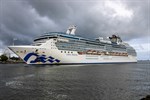 Die Coral Princess im Seekanal des Kreuzfahrthafens Warnemünde