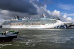 Das Kreuzfahrtschiff Coral Princess beim Anlegen an Pier 7 im Kreuzfahrthafen Warnemünde