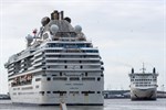 Die „Coral Princess“ steuert die Wendeplatte im Seehafen an, rechts die Fähre „Skåne“