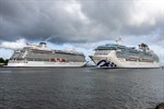 Die „Coral Princess“ passiert bei ihrem Erstanlauf in Warnemünde die „Viking Neptune“