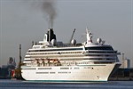 Die Crystal Symphony beim Einlaufen in Warnemünde