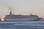 Die Crystal Symphony auf der Wendeplatte im Rostocker Seehafen