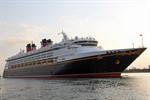 Die „Disney Magic“ beim Einlaufen in den Kreuzfahrthafen Rostock-Warnemünde