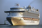 Die Emerald Princess beim Einlaufen in Warnemünde