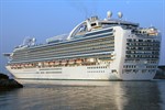 Die Emerald Princess im Kreuzfahrthafen Warnemünde