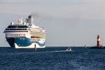 Die Marella Explorer beim Einlaufen in Warnemünde