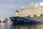 Mein Schiff 3 im Kreuzfahrthafen Warnemünde, im Hintergrund die AIDAprima