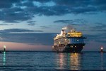 Die Mein Schiff 6 beim Einlaufen in Warnemünde