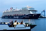 Mein Schiff 7 vor dem Warnemünde Cruise Center 8