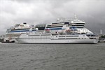 MS Berlin in Warnemünde, im Hintergrund die AIDAmar