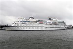 MS Berlin in Warnemünde, im Hintergrund die Viking Sea