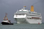 Die Oriana beim Einlaufen in Warnemünde