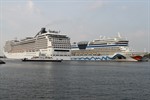 MSC Magnifica beim Einlaufen in Warnemünde, im Hintergrund die AIDAmar