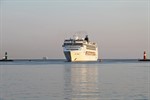 MSC Opera beim Einlaufen in Warnemünde, im Hintergrund die AIDAmar