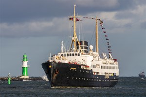 Kreuzfahrtschiff „Nordstjernen“ im Kreuzfahrthafen Rostock-Warnemünde