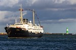 Das Kreuzfahrtschiff „Nordstjernen“ beim Erstanlauf in Warnemünde