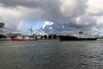 Mit Regenbogen und Wasserfontänen: Die „Nordstjernen“ im Kreuzfahrthafen Warnemünde