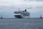 Die Norwegian Pearl beim Einlaufen in Warnemünde