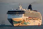 Die Norwegian Spirit beim Einlaufen in Warnemünde, im Hintergrund das Segelschulschiff Mir