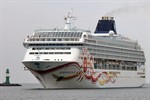 Die Norwegian Sun beim Einlaufen in Warnemünde