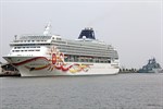 Die Norwegian Sun an Pier7 des Kreuzfahrthafens Rostock-Warnemünde