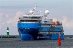 Kreuzfahrtschiff „Ocean Albatros“ beim Einlaufen in den Warnemünder Kreuzfahrthafen