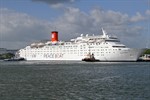 Das Kreuzfahrtschiff Ocean Dream beim Anlegen an Pier 7 im Kreuzfahrthafen Warnemünde