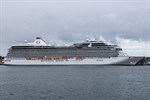 Das Kreuzfahrtschiff „Riviera“ beim Erstanlauf in Warnemünde