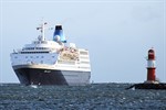 Die Saga Sapphire beim Einlaufen in Warnemünde