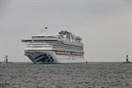 Die Sapphire Princess passiert die Warnemünder Molenköpfe