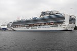 Erstanlauf der Sapphire Princess im Kreuzfahrthafen Rostock-Warnemünde, links die Regal Princess