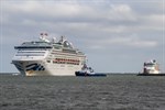 Die Sea Princess passiert die Warnemünder Molenköpfe, im Hintergrund die Celebrity Silhouette