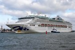 Die Sea Princess im Seekanal des Kreuzfahrthafens Warnemünde