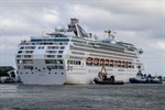 Das Kreuzfahrtschiff Sea Princess beim Anlegen an Pier 7 im Kreuzfahrthafen Warnemünde