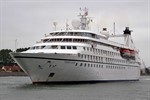 Die Seabourn Legend beim Einlaufen in Warnemünde