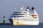 Die Seabourn Pride beim Einlaufen in Warnemünde